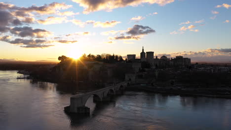 Avignon-Papstpalast-Silhouette-Luftaufnahme-Sonnenaufgang-Pont-Saint-Bénézet-Rhône